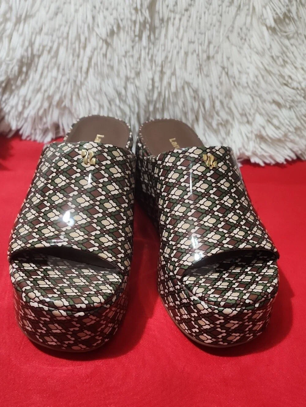 Larroude eye catching